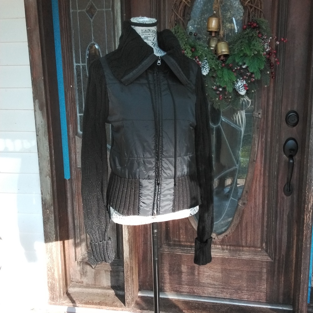 Women's EUC Cute TakeOut black Sweater/puffer Jacket w zip front Sz M